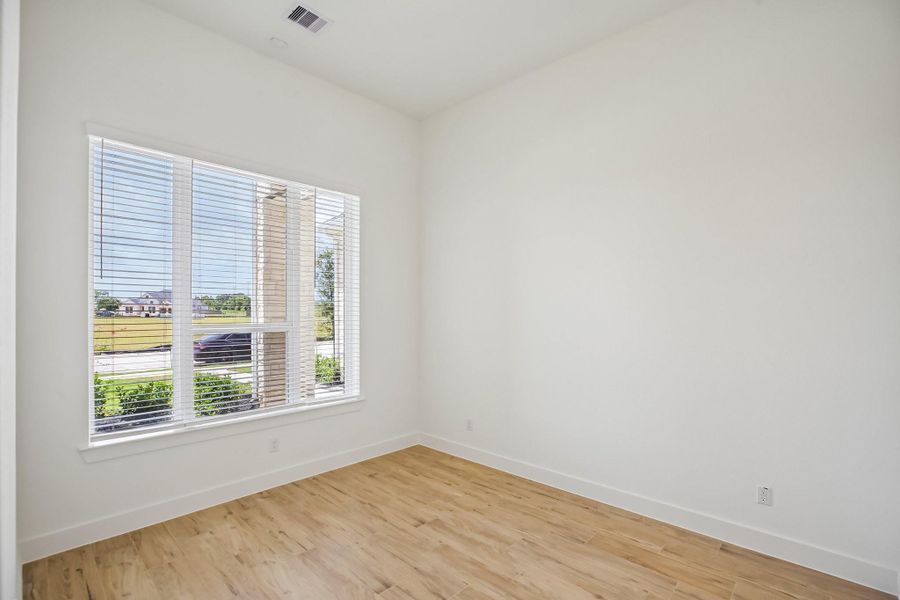 Spacious, unfurnished interior of a new home in , Mont Belvieu (Image 35).