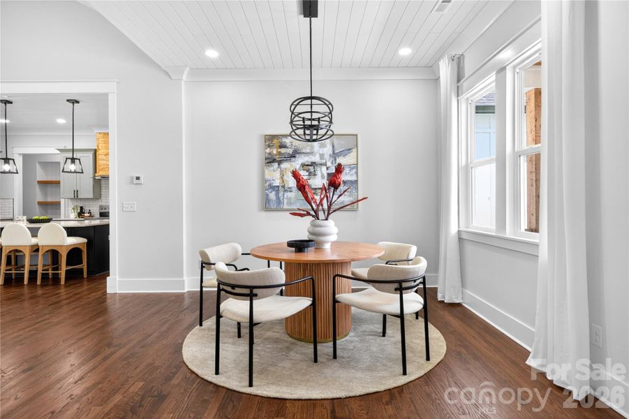 This is the kind of dining space that would make me want to host brunch every weekend