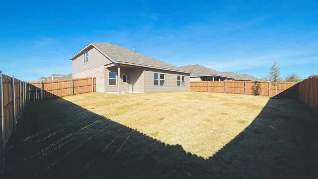 Exterior details and patio area of a home in Sunnycreek, Fort Worth (Image 3).