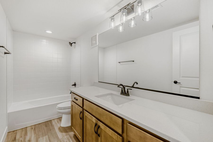 8555 Palo Alto - Full Bathroom