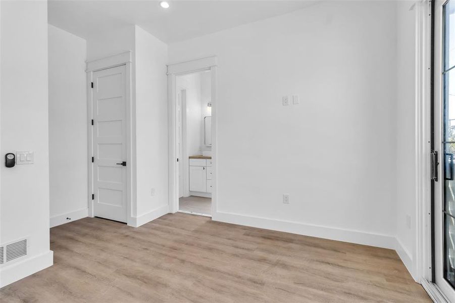 Spacious, unfurnished interior of a new home in , Bradenton Beach (Image 16).