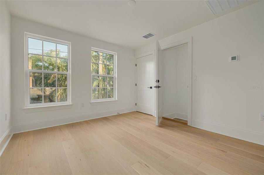 Spacious, unfurnished interior of a new home in , St. Petersburg (Image 45).