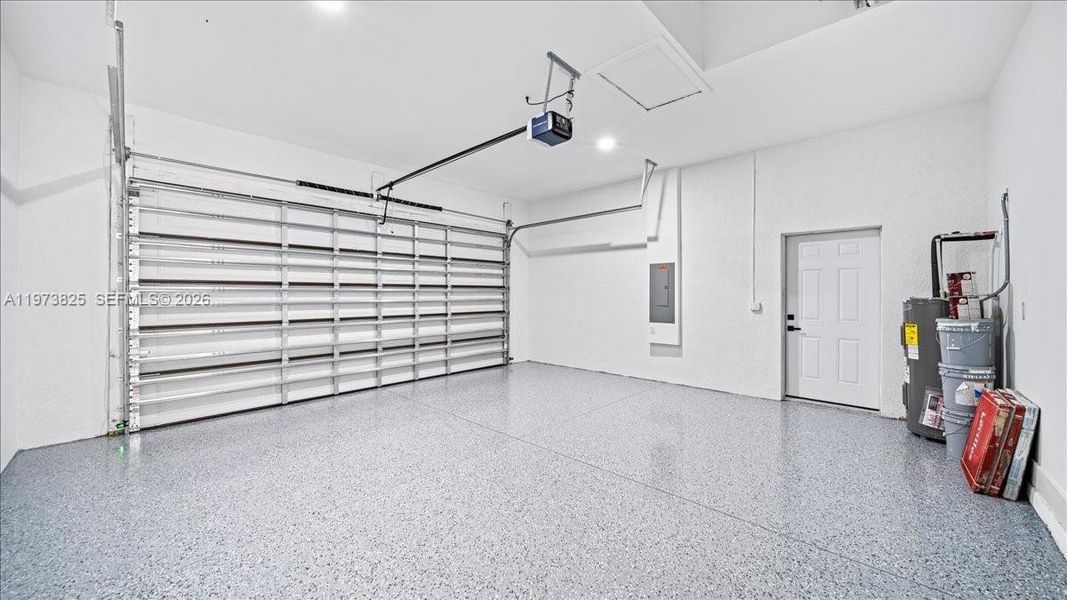 Spacious, unfurnished interior of a new home in , Cape Coral (Image 23).