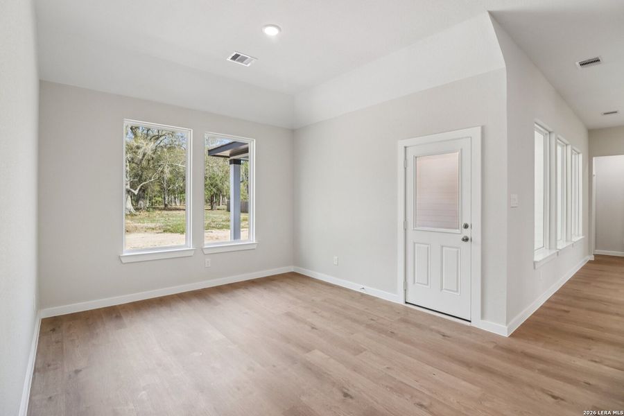 Spacious, unfurnished interior of a new home in Jordan's Ranch, San Antonio (Image 14).