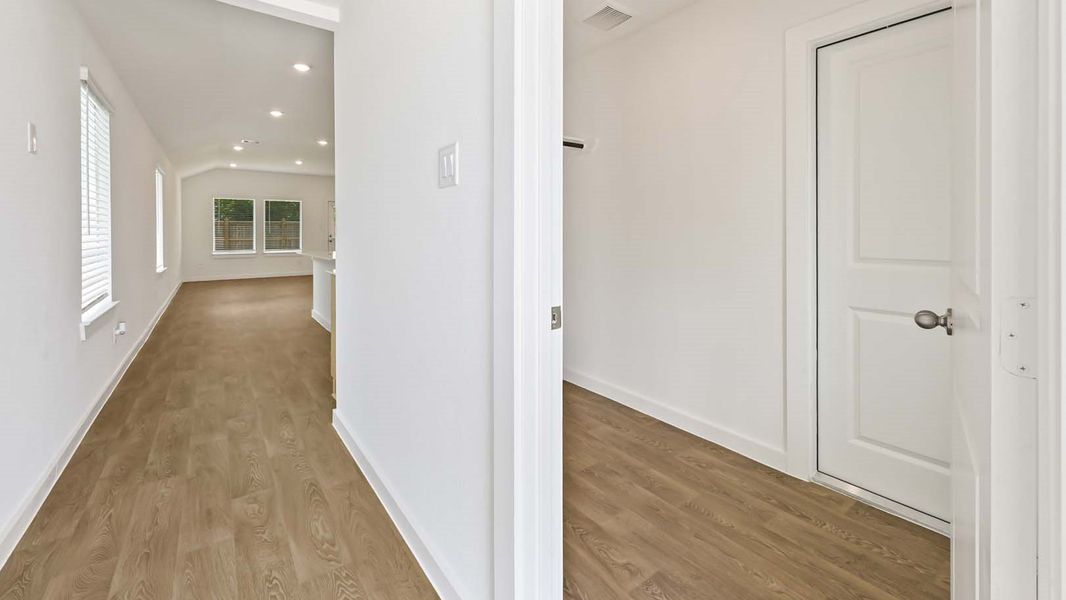 Spacious, unfurnished interior of a new home in Holly Ridge, Rosenberg (Image 14).