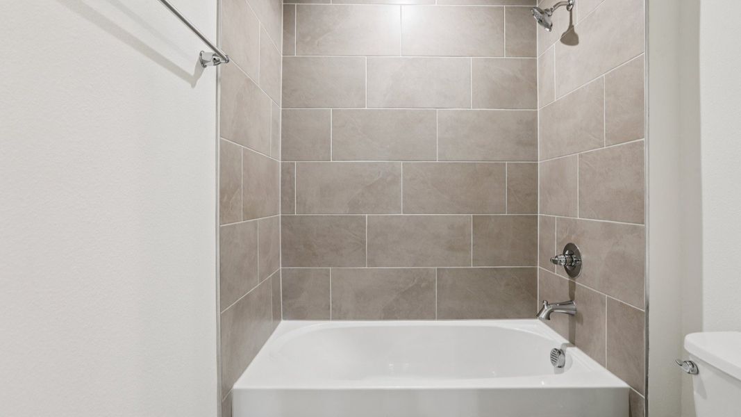 Naples Guest Bath at Grasslands West in Lakeland FL