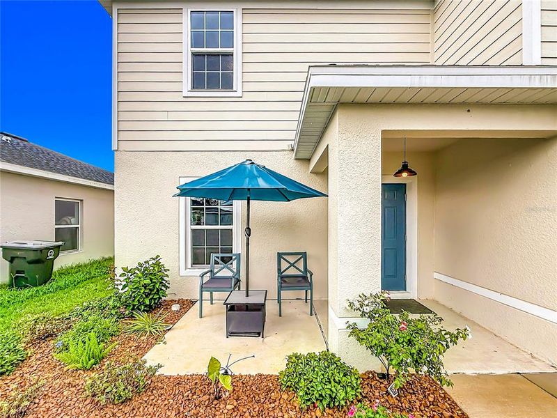 Exterior details and patio area of a home in , Sumterville (Image 3).