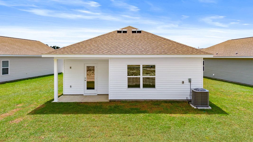 Exterior details and patio area of a home in Liberty, Panama City (Image 4).