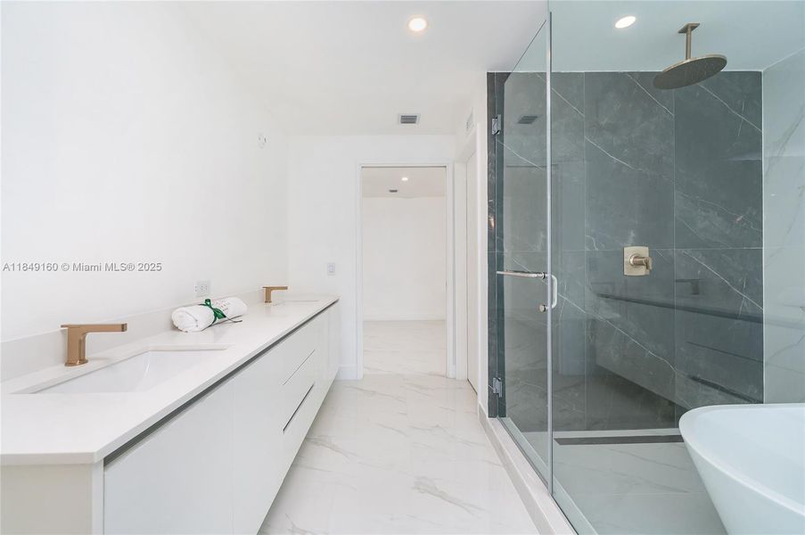 Spacious, unfurnished interior of a new home in Aria Reserve, Miami (Image 21).