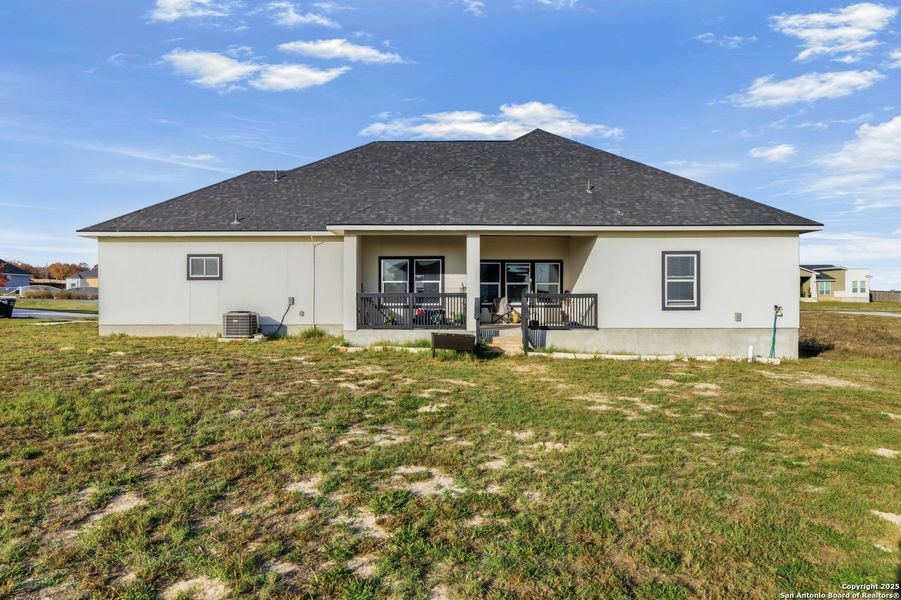 Exterior details and patio area of a home in , La Vernia (Image 3).