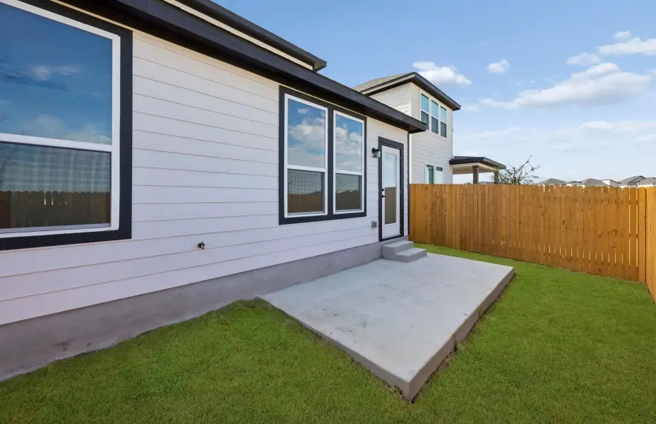 Exterior details and patio area of a home in Cameron Place, Austin (Image 3).