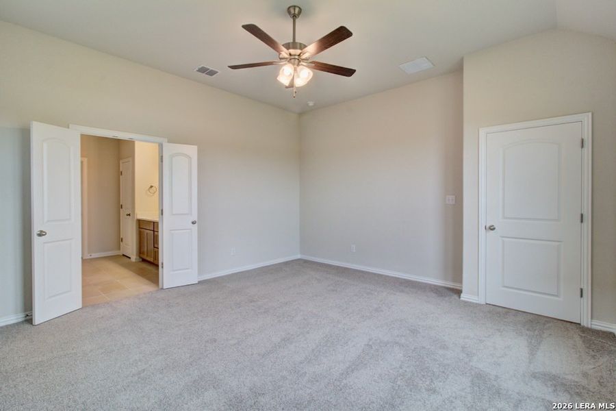 Spacious, unfurnished interior of a new home in Stream Waters, Seguin (Image 27).