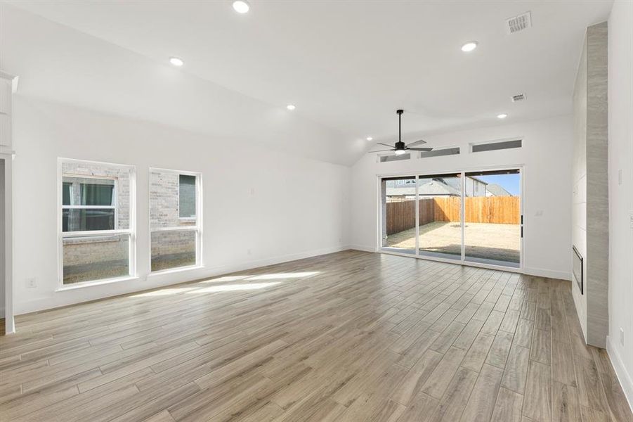 13. 1704 Silla - Dining