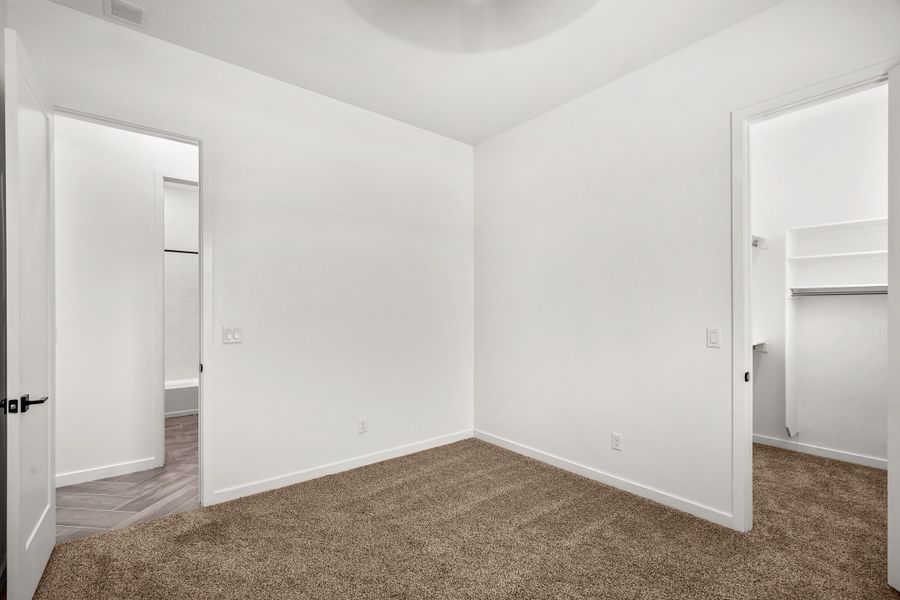 Spacious, unfurnished interior of a new home in Verdancia, El Paso (Image 50).