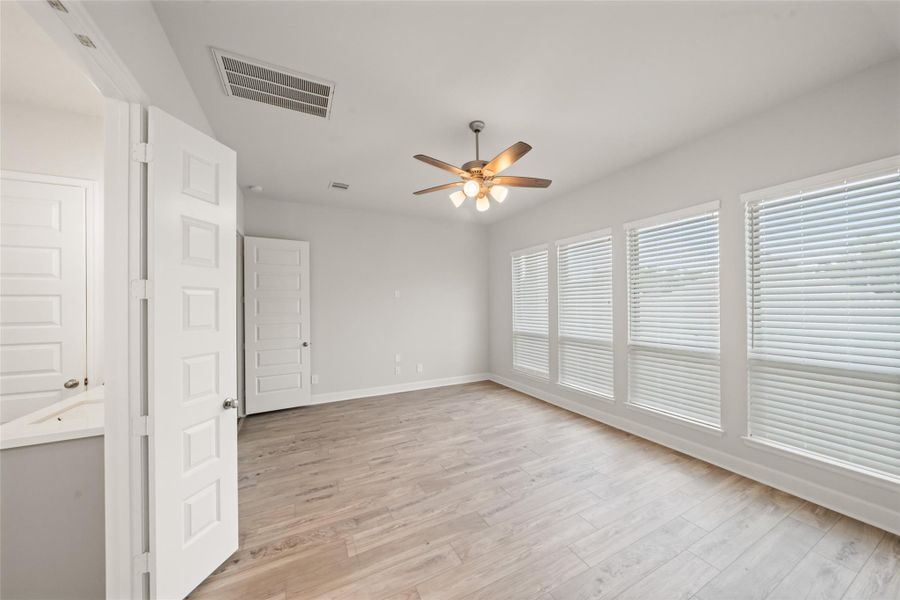Spacious, unfurnished interior of a new home in The Woodlands Hills 60', Willis (Image 15). Spacious, unfurnished interior of a new home in The Woodlands Hills 60', Willis (Image 15).