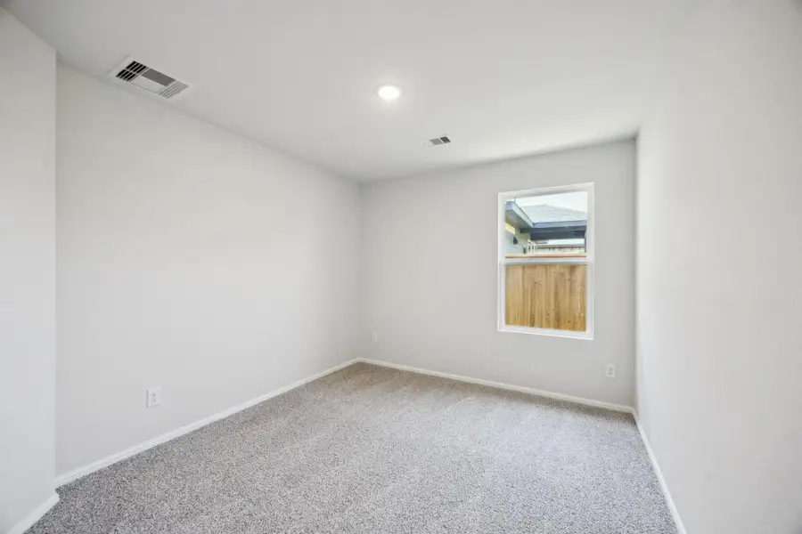 Spacious, unfurnished interior of a new home in Saint Tropez, Houston (Image 9).