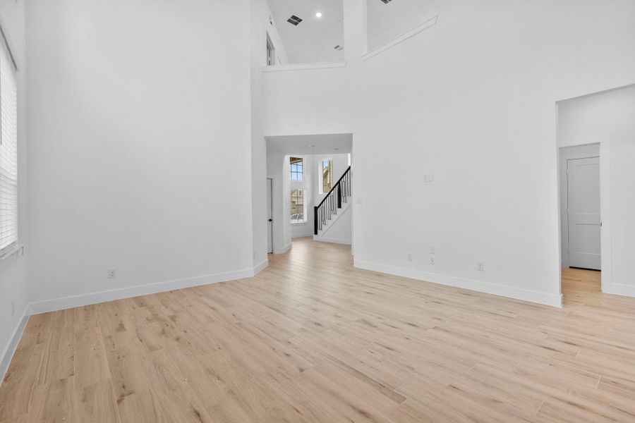 Spacious, unfurnished interior of a new home in Wood Leaf Reserve, Tomball (Image 19).