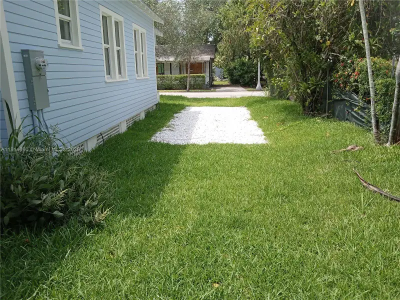 Large side yard