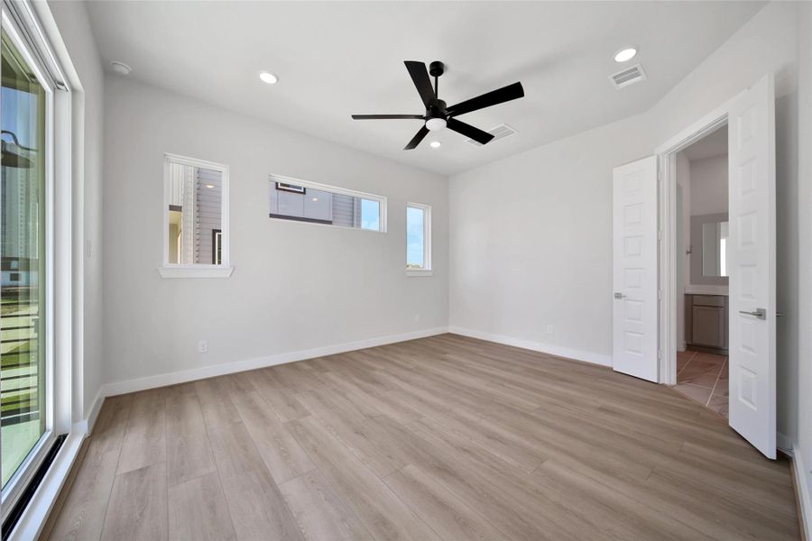 Spacious, unfurnished interior of a new home in Lago Pointe, Seabrook (Image 14).
