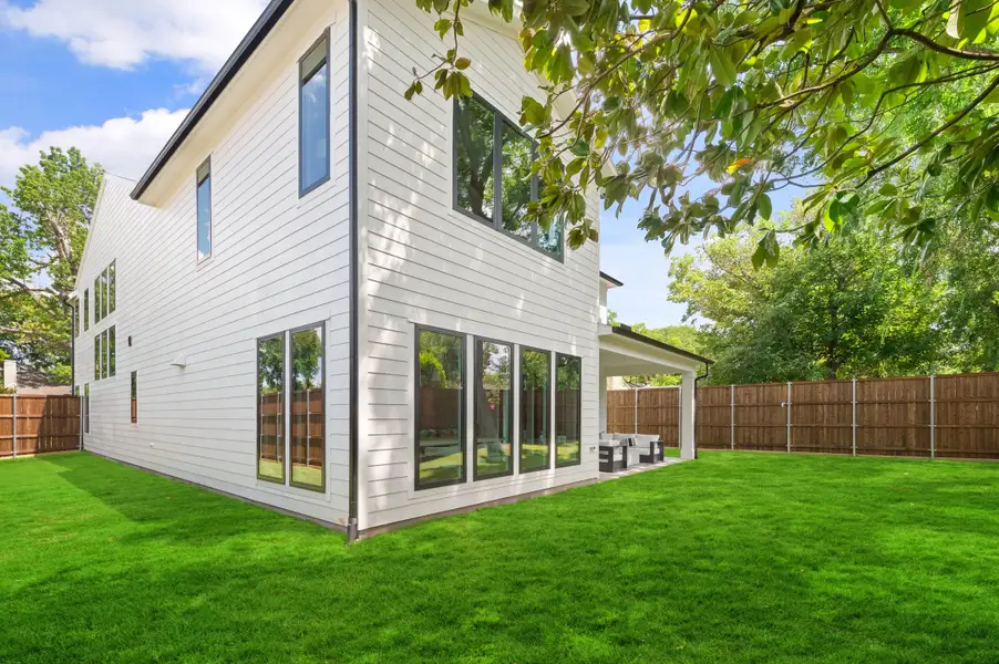 Exterior details and patio area of a home in , Dallas (Image 3).