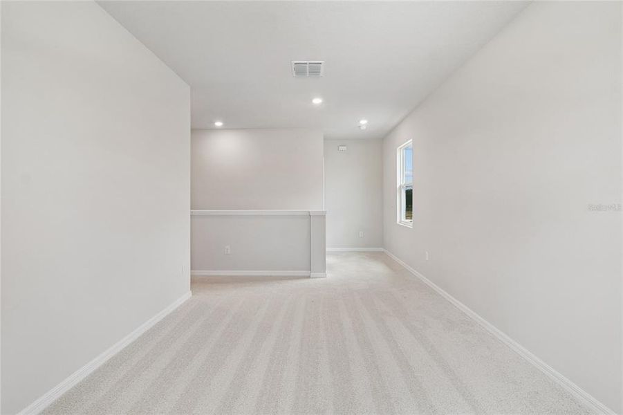 Spacious, unfurnished interior of a new home in Eastlyn, Bradenton (Image 5).