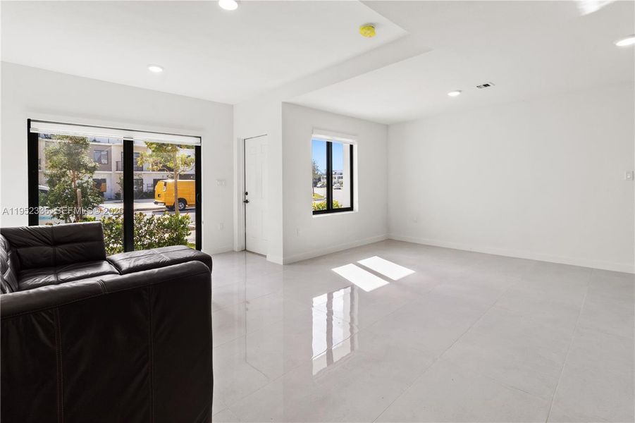 Spacious, unfurnished interior of a new home in , Homestead (Image 13).