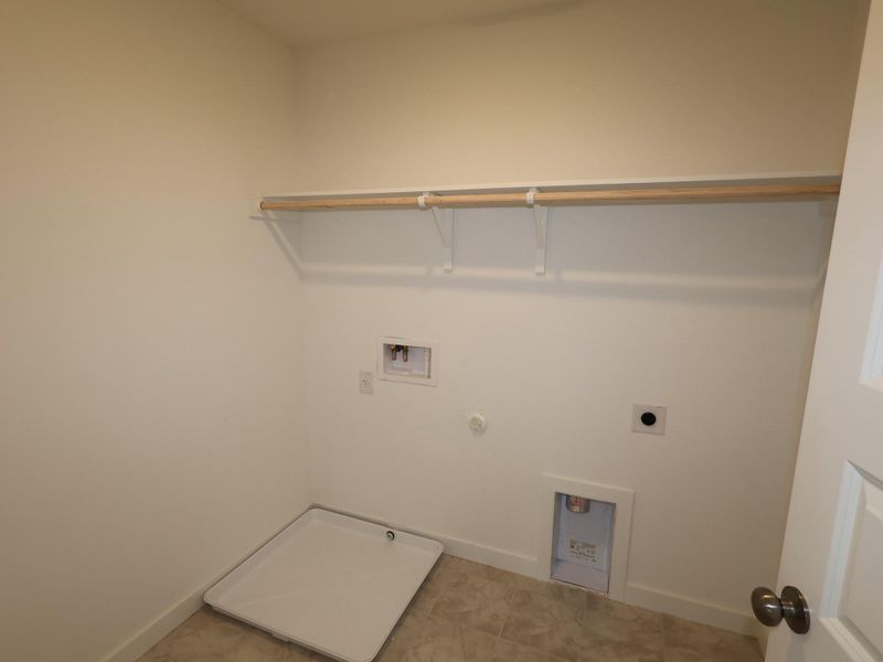 Spacious, unfurnished interior of a new home in Heritage, Dripping Springs (Image 7).