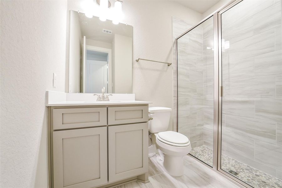 Furnished interior view inside a new home in Evergreen 60', Conroe (Image 12).