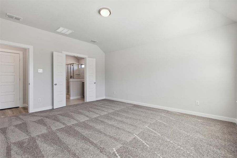 Spacious, unfurnished interior of a new home in Dove Hollow, Waxahachie (Image 21).