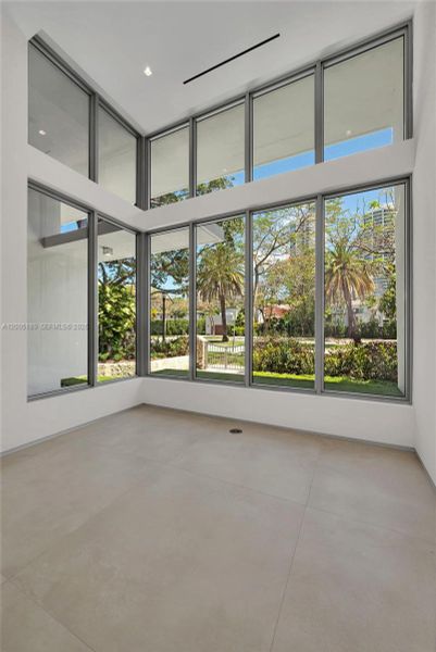 Spacious, unfurnished interior of a new home in , Miami (Image 35).