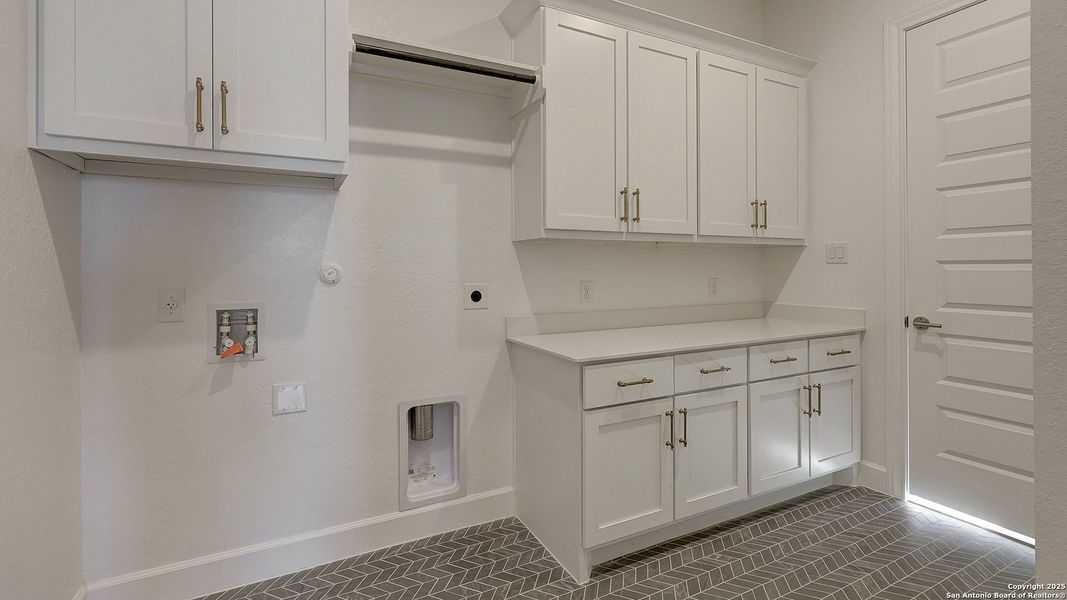 Furnished interior view inside a new home in George's Ranch Acre, Boerne (Image 16).