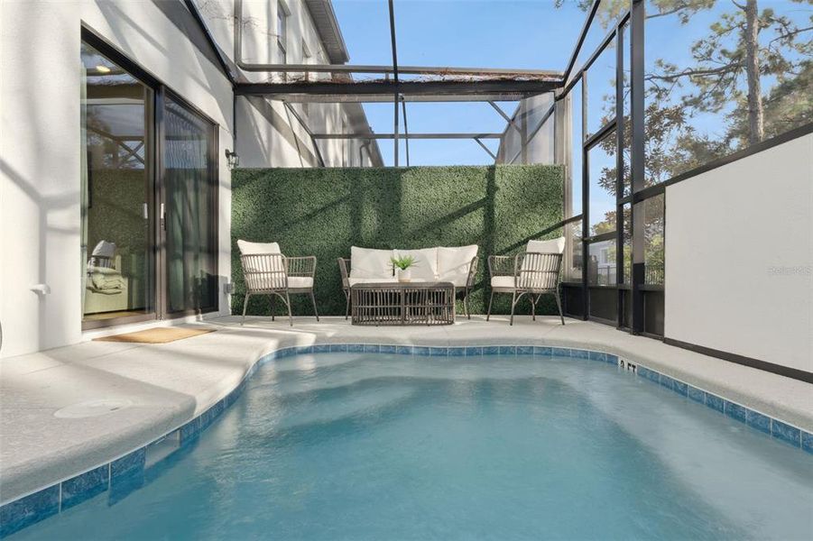 Exterior details and patio area of a home in Paradiso Grande, Orlando (Image 3).