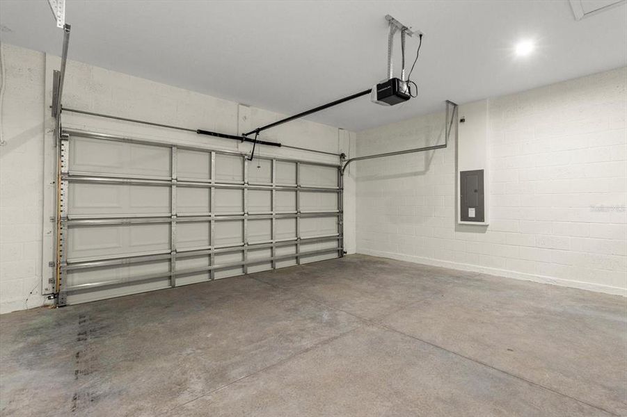 Spacious, unfurnished interior of a new home in , Citrus Springs (Image 25).