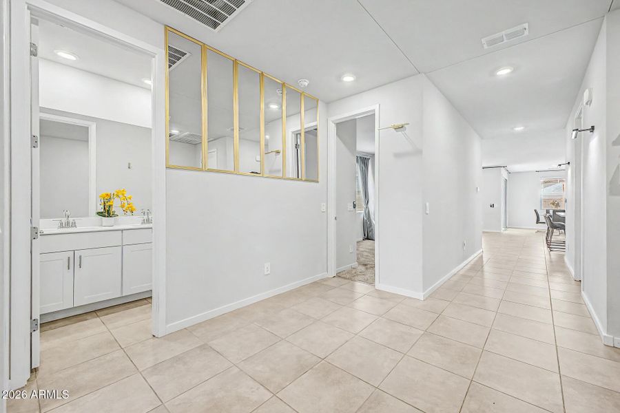 Entrance with secondary bath