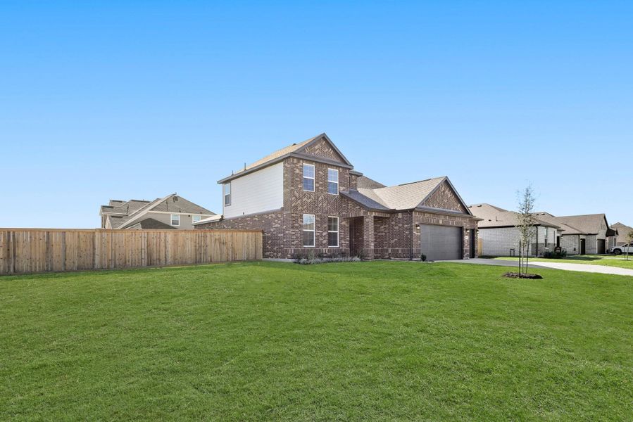 Exterior details and patio area of a home in Country Creek, Mont Belvieu (Image 18).