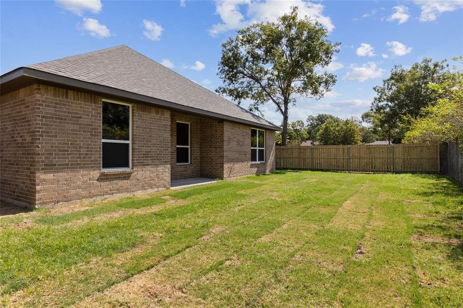 Exterior details and patio area of a home in , Cleburne (Image 3).