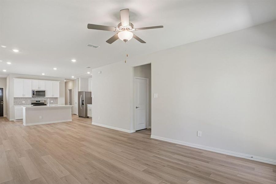 Photo is not of the actual home, but is an inspirational photo of builder’s model home and may depict options, furnishings, and/or decorator features that are not included. Photo is not of the actual home, but is an inspirational photo of builder’s model home and may depict options, furnishings, and/or decorator features that are not included.