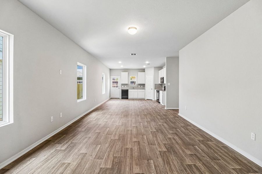 Spacious, unfurnished interior of a new home in Applewhite Meadows, San Antonio (Image 13).