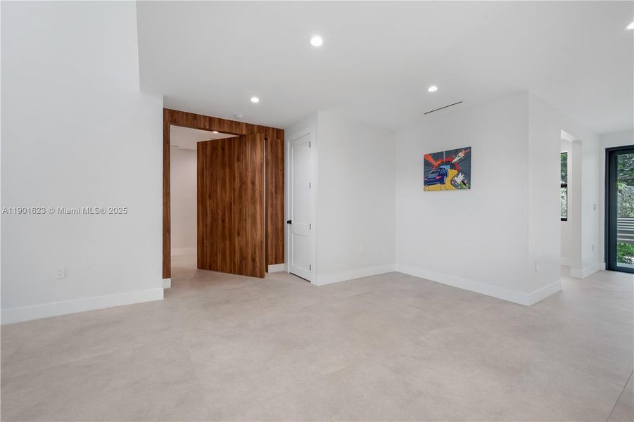 Spacious, unfurnished interior of a new home in , Fort Lauderdale (Image 22).