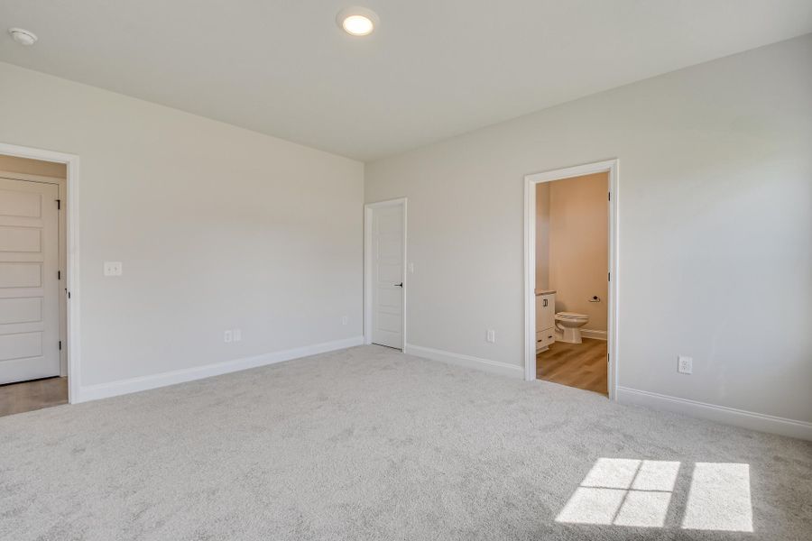Spacious, unfurnished interior of a new home in , Edgefield (Image 10).