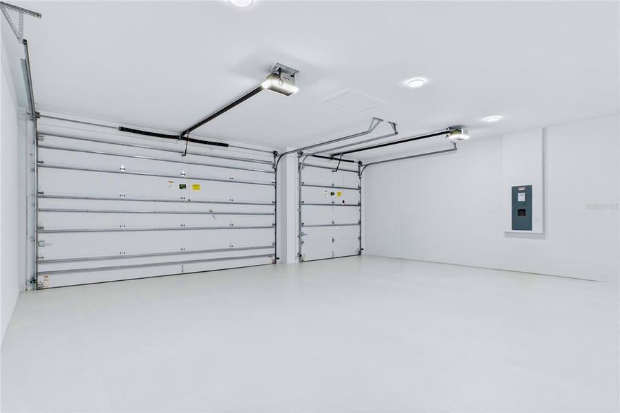Spacious, unfurnished interior of a new home in , Cape Coral (Image 34).