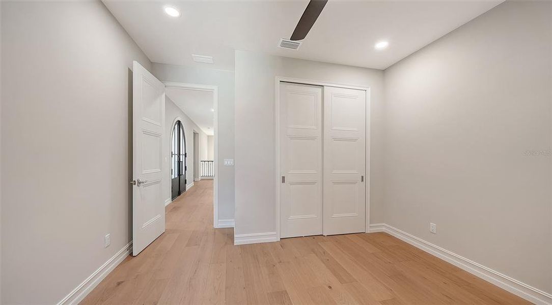 Spacious, unfurnished interior of a new home in , Sarasota (Image 51).