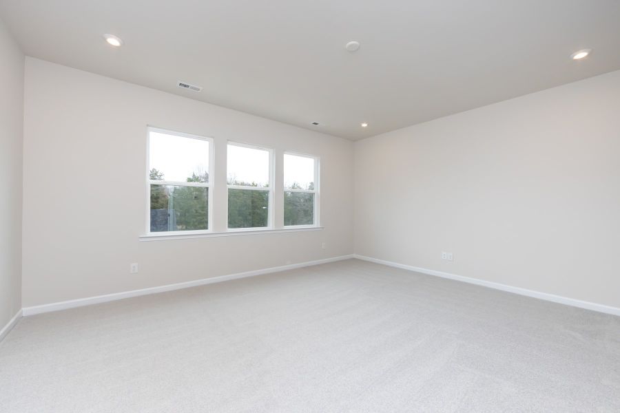 Spacious, unfurnished interior of a new home in Bellflower, Charlotte (Image 34).