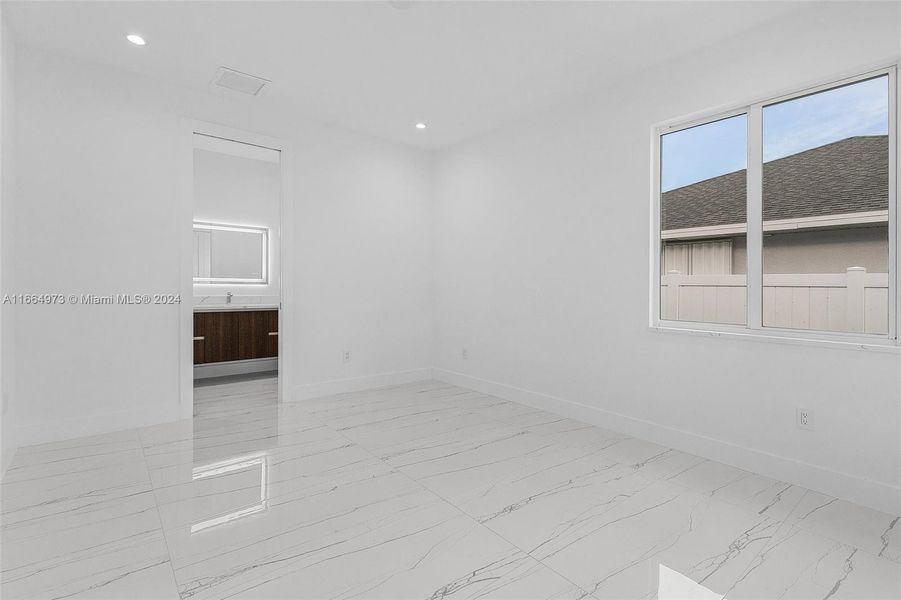Spacious, unfurnished interior of a new home in , Cape Coral (Image 14).