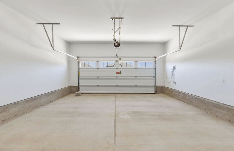 Spacious, unfurnished interior of a new home in Sun City Texas, Georgetown (Image 34).