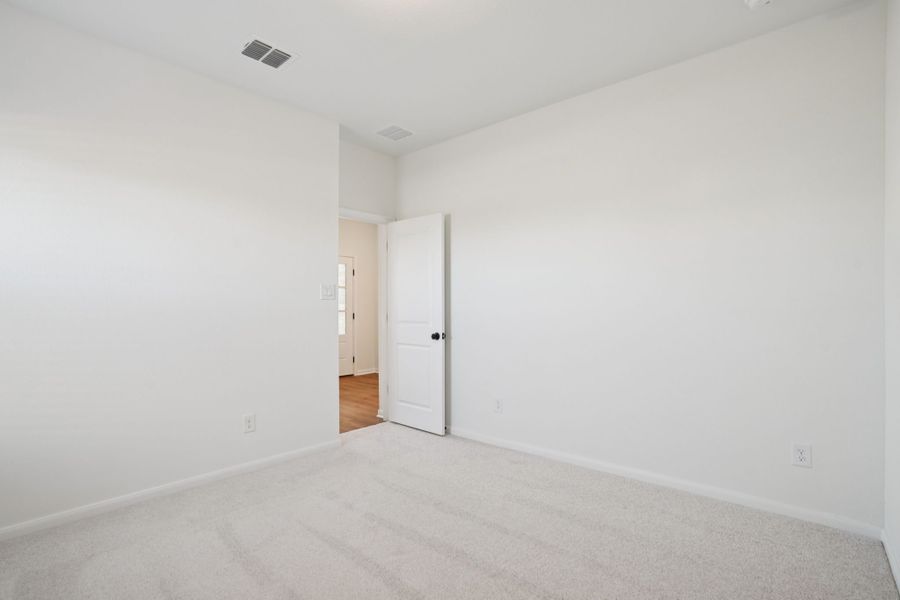 Spacious, unfurnished interior of a new home in Village at Three Oaks, Seguin (Image 25).