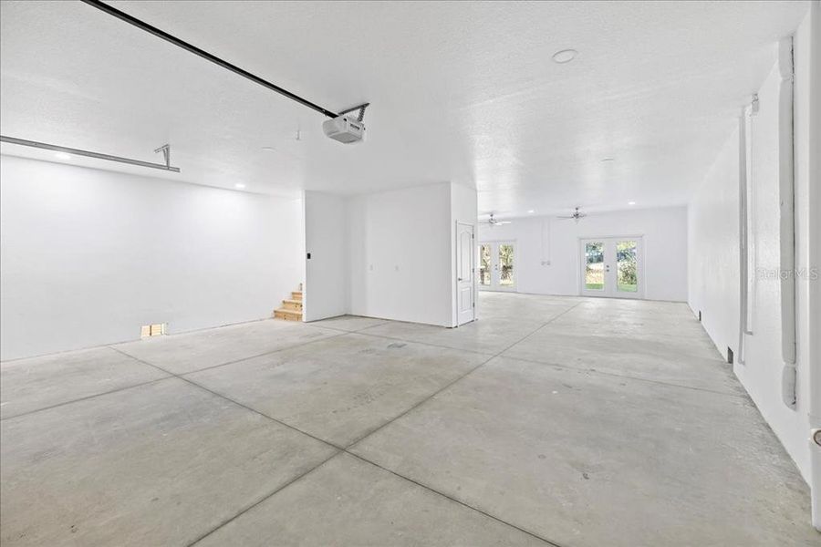 Spacious, unfurnished interior of a new home in , Weeki Wachee (Image 23).