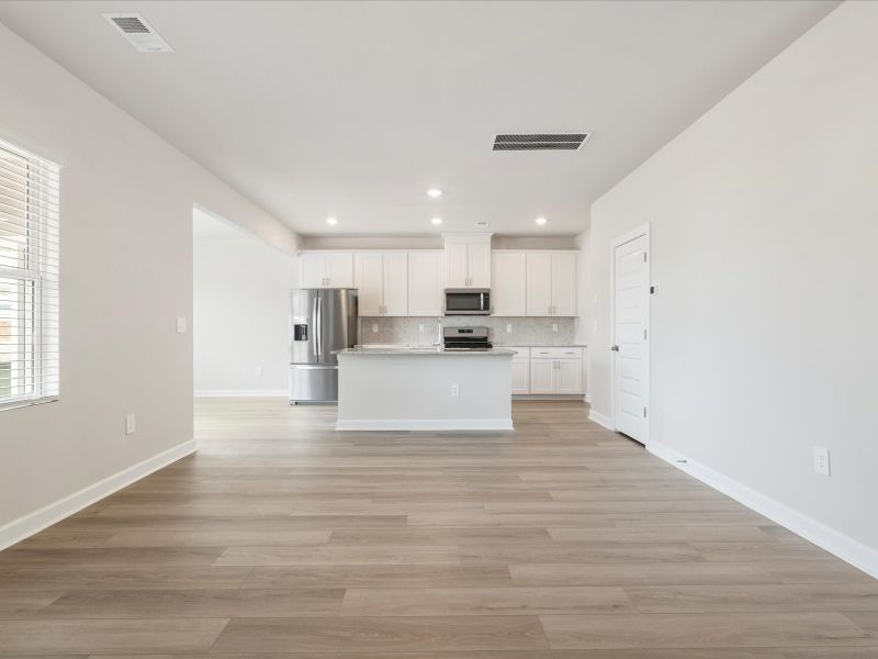 Spacious, unfurnished interior of a new home in Creek Ridge - Heritage Collection, Spartanburg (Image 6).