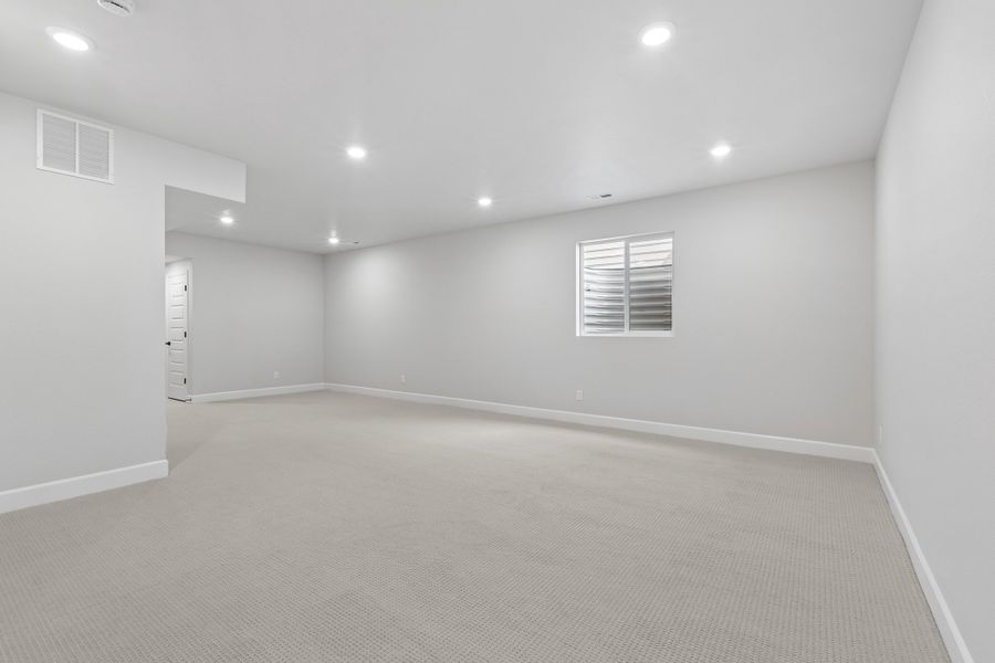 Spacious, unfurnished interior of a new home in Sterling Ranch, Littleton (Image 28).