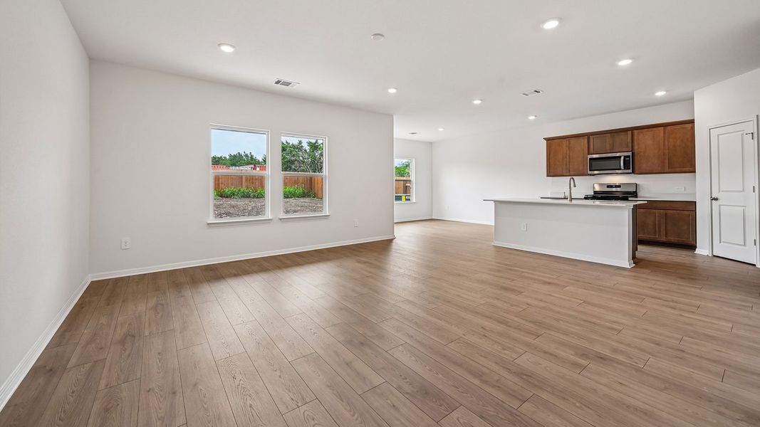 Spacious, unfurnished interior of a new home in Bar W Ranch, Leander (Image 19).